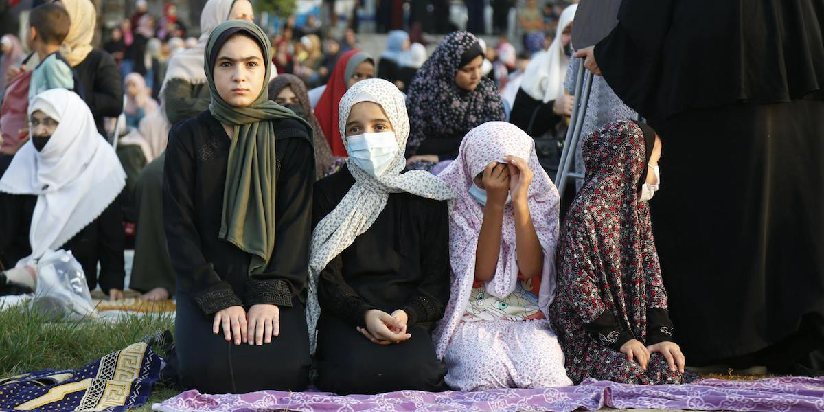 Palestinian girls praying